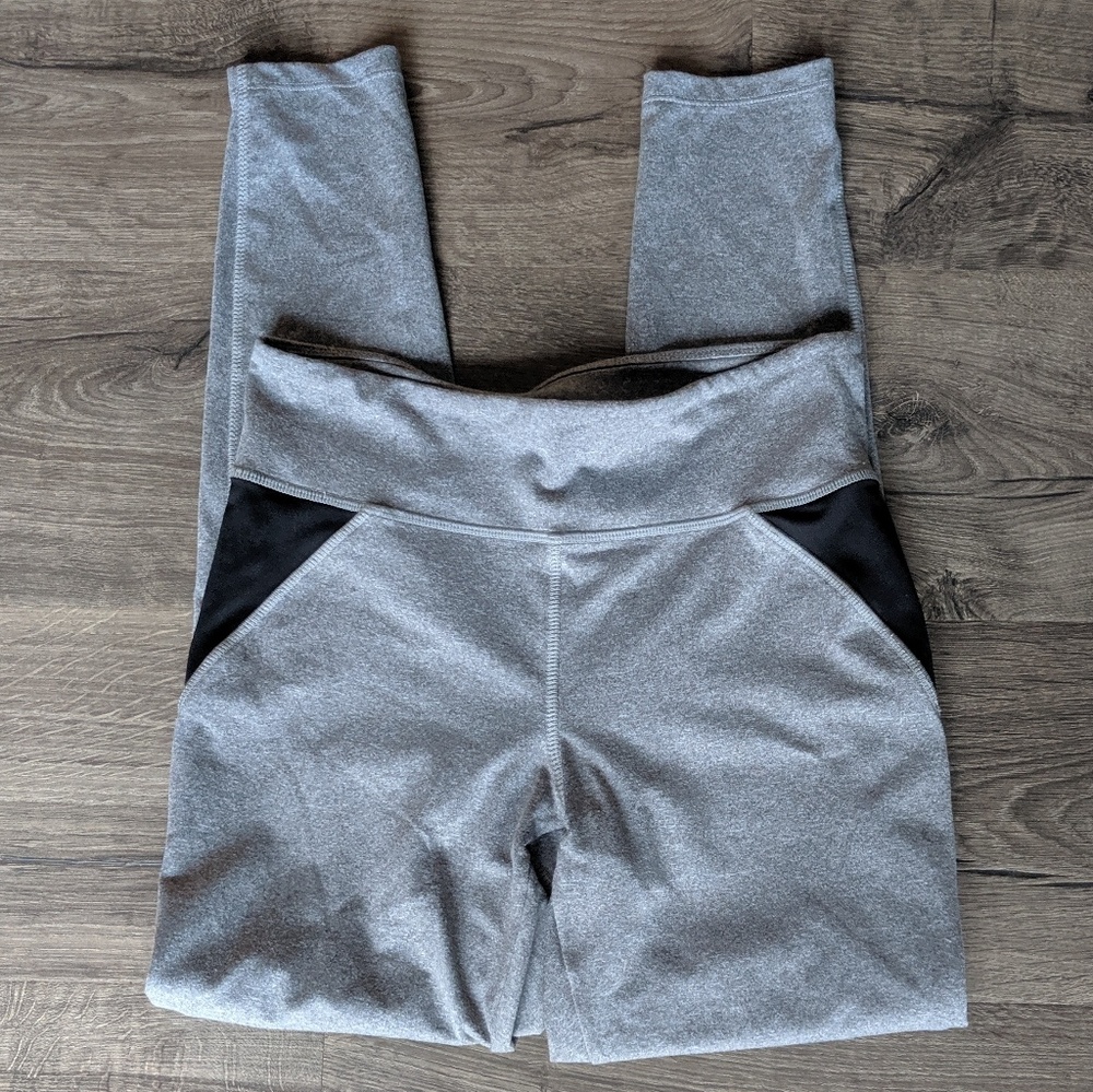 Grey workout legging.